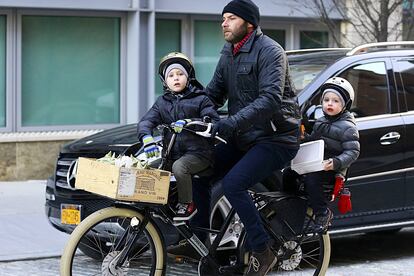 A Liev Schreiber, marido de Naomi Watts, le encantá llevar en bici a sus rubitos: Alexander Pete de cinco y Samuel Kai de cuatro años.