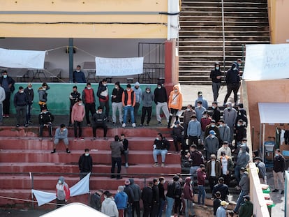 Inmigrantes irregulares acogidos en un colegio de Las Palmas de Gran Canaria.
