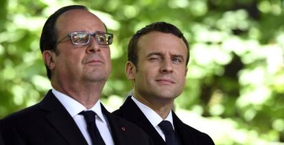 El presidente franc&eacute;s saliente, Fran&ccedil;ois Hollande (izquierda), y el entrante, Emmanuel Macron, el mi&eacute;rcoles conmemorando la abolici&oacute;n de la esclavitud.