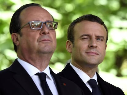 El presidente franc&eacute;s saliente, Fran&ccedil;ois Hollande (izquierda), y el entrante, Emmanuel Macron, el mi&eacute;rcoles conmemorando la abolici&oacute;n de la esclavitud.