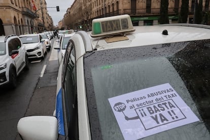 Movilización de los conductores del taxi para protestar por el incremento de las pólizas en Salamanca.