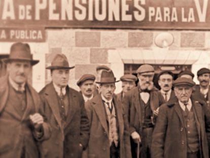 Imagen hist&oacute;rica de los primeros clientes de la Obra Social de La Caixa.