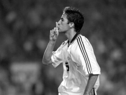 Raúl calla al Camp Nou tras marcar el gol del 2-2, el 13 de octubre de 1999.