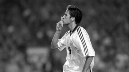 Raúl calla al Camp Nou tras marcar el gol del 2-2, el 13 de octubre de 1999.