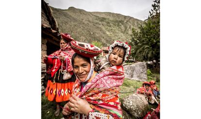 Comunidade de Willoq, em Cusco, Peru. Nos Andes peruanos, os têxteis tradicionais quíchuas são feitos em um tear portátil com lã de alpaca e de ovelha. Os tecidos andinos têm uma rica tradição iconográfica. Os desenhos, transmitidos de geração em geração, são inspirados na agricultura, na fauna e na flora regionais, em fenômenos astrológicos, formas humanas, massas de água e motivos geométricos.