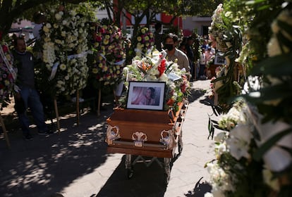 Los cuatro desaparecieron la noche de la pasada Navidad cuando regresaban juntos a Colotlán, el pueblo de Jalisco en el que vivían las tres mujeres. Gutiérrez, de nacionalidad estadounidense, estaba allí pasando las vacaciones con su prometida Daniela y su familia. En la imagen, un hombre traslada un ataud con el cuerpo de Viviana Márquez. 