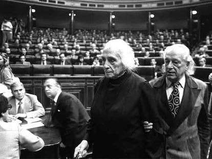 Dolores Ibárruri, junto al poeta Rafael Alberti en el Congreso de los Diputados den las primeras Cortes democráticas tras la celebración de elecciones.