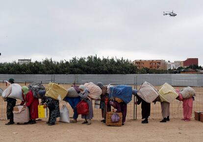 Dos mujeres porteadoras de nacionalidad marroquí han muerto este 28 de agosto debido a una avalancha de gente que se ha producido en el paso fronterizo entre Marruecos y Ceuta, que llevaba varios días cerrado. No hay imágenes del suceso, pero esta fotogalería realizada en Melilla, donde el trabajo de las porteadoras es idéntico, revela las duras condiciones laborales a las que están sometidas. Son mujeres que transportan mercancías de hasta 90 kilos de peso por los que reciben entre tres y diez euros y que desempeñan esta labor sin contrato y sin ninguna protección laboral. En la imagen, un grupo de porteadoras marroquíes hace cola para cruzar la frontera entre Melilla y Marruecos en el paso de Beni Ansar, en Melilla, el pasado 19 de julio de 2017.