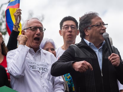 El ministro de Salud, Guillermo Alfonso Jaramillo, junto al presidente Gustavo Petro durante una manifestación a favor de las reformas del Gobierno, en Bogotá, el 7 de junio de 2023.