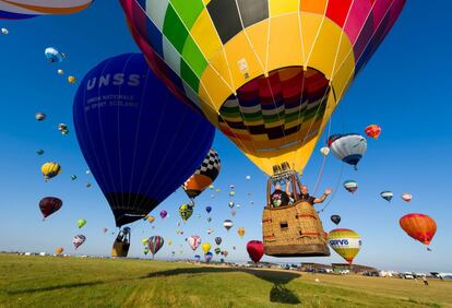 Más de 400 globos aerostáticos han participado en el encuentro 'Grand-Est Mondial Air Ballons' celebrado en Hagéville (Francia) para superar el record mundial de despegue simultáneo.
