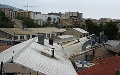 Torres de refrigeración de una empresa de tintes en Alcoy (Alicante) sospechosas de ser foco de legionela.