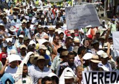 Campesinos caficultores participan en una manifestación en el municipio de Quinchia, departamento de Risaralda (Colombia), para exigir respaldo gubernamental ante la crisis del sector que arrancó hace más de un año, motivada por los bajos precios del grano.