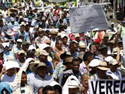 Campesinos caficultores participan en una manifestación en el municipio de Quinchia, departamento de Risaralda (Colombia), para exigir respaldo gubernamental ante la crisis del sector que arrancó hace más de un año, motivada por los bajos precios del grano.