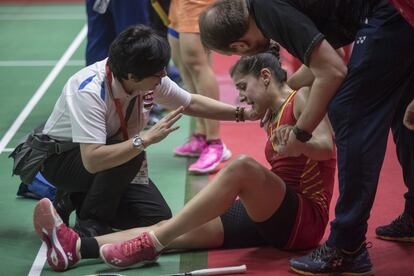 Carolina Marín, depois de romper o ligamento cruzado anterior na final do Masters de badminton da Indonésia 2019, em Jacarta, em 27 de janeiro.