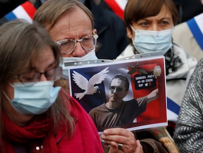 Manifestante mostra uma foto do professor Samuel Paty, no protesto deste domingo em Lille.
