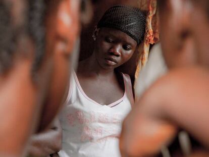 Una niña de Grafton, un barrio de Freetown (Sierra Leona) escucha en silencio los problemas que relatan sus compañeras.