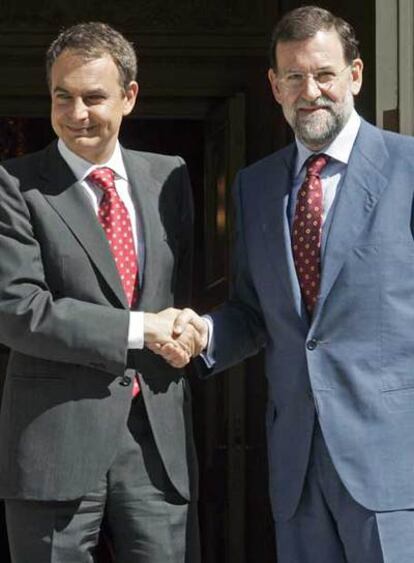 Rodríguez Zapatero recibe a Rajoy ayer en La Moncloa.