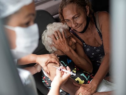 Una mujer recibe la vacuna china Sinovac en Río de Janeiro, Brasil, el pasado febrero.