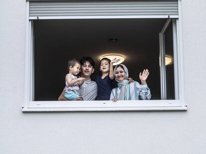 Ismael Yussefi, Masomeh Etemadi y sus hijos saludan desde la vivienda temporal que les ha concedido el Ayuntamiento de Frankenthal (Alemania).