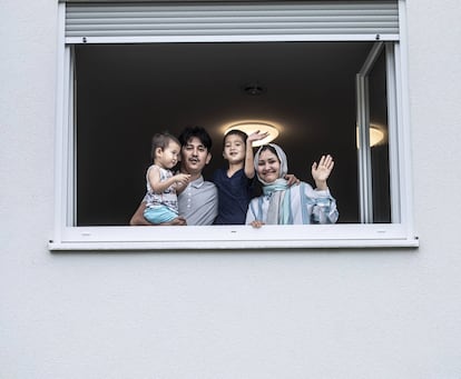 Ismael Yussefi, Masomeh Etemadi y sus hijos saludan desde la vivienda temporal que les ha concedido el Ayuntamiento de Frankenthal (Alemania).