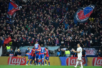 Los jugadores del CSKA celebran el primer gol del equipo.