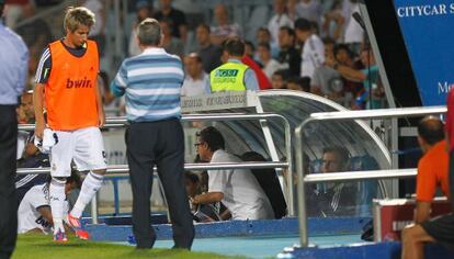 Coentrão abandona el campo al ser expulsado por Pérez Lasa.