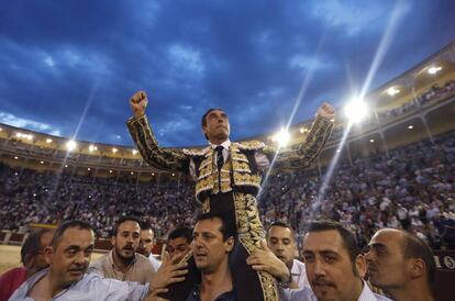 Enrique Ponce, a hombros, el pasado 2 de junio, en Las Ventas.