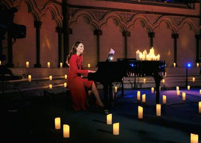 La duquesa de Cambridge toca el piano, durante el concierto de Navidad en la Abadía de Westminster, en Londres.