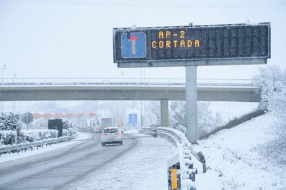 La nevada es intensa en el peaje de entrada a l'autopista en Lleida