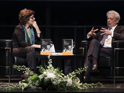 Vargas Llosa conversa con la periodista Montserrat Domínguez en la presentación de 'Cinco esquinas' en Madrid.