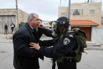 El diputado árabe israelí, Mohammed Baraka, trata de calmar a un soldado durante la manifestación en Hebrón que pedía la reapertura de la calle.