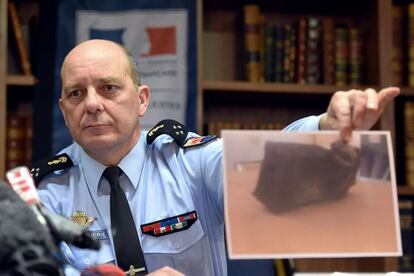Un general de la Gendarmeria mostra una foto de la segona caixa negra.