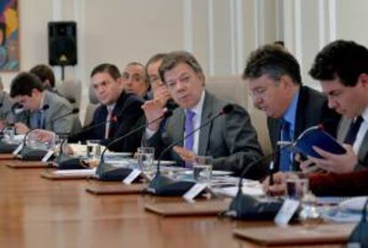 Fotografía cedida por la Presidencia de Colombia del mandatario Juan Manuel Santos (3-d) durante una sesión del consejo de ministros en Bogotá (Colombia). EFE/Archivo