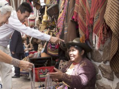 La directora del FMI, Christine Lagarde, visita el mercado artesanal de Pisac, un conjunto arqueológico a 30 kilómetros de la ciudad del Cuzco.
