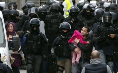 Veïns del barri de Saint-Denis han estat evacuats durant l'operació policial d'aquest dimecres.