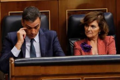 Pedro Sánchez and his deputy Carmen Calvo after the vote.