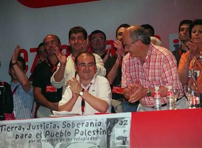 Dirigentes de Ezker Batua, entre ellos Matute y Karrera, aplauden a Javier Madrazo, sentado, tras su elección como líder de la formación, en julio de 2005.