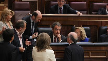 José Luis Rodríguez Zapatero, Alfredo Pérez Rubalcaba, Elena Salgado y otros dirigentes del PSOE hablan con Cristóbal Montoro, responsable de Economía del PP, el 2 de septiembre de 2011, durante el pleno de aprobación de la reforma del artículo 135 de la Constitución.