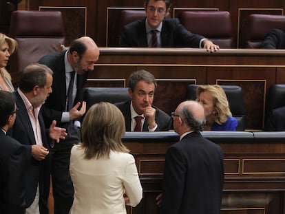 asiste a una sesión extraordinaria en el Parlamento español en Madrid, el viernes 2 de septiembre de 2011. Los legisladores españoles aprobaron una enmienda constitucional que obligará al gobierno a mantener muy bajos los déficits futuros, un cambio rápido diseñado para tranquilizar a los inversores preocupados por la carga de deuda del país, pero ha enfurecido a los sindicatos y a algunos partidos de oposición