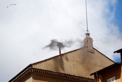 Fumata negra en la plaza de San Pedro durante el segundo día de conclave.