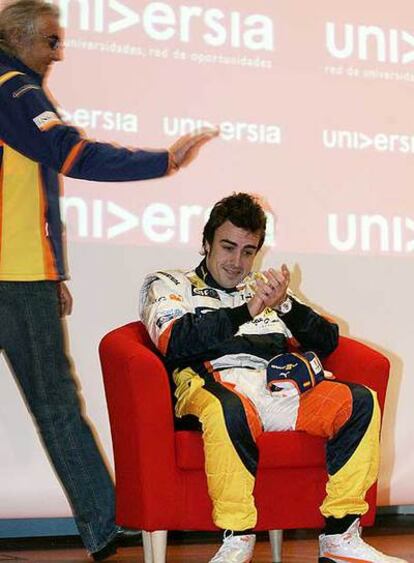 Flavio Briatore y Fernando Alonso, en abril de 2008 en un acto en Barcelona.