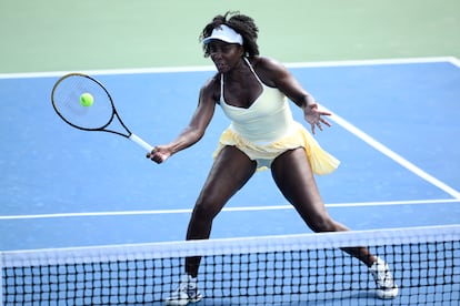 Venus Williams, en su primer partido oficial tras 16 meses, este lunes junto a Hailey Baptiste en el torneo de dobles femenino del Washington.
