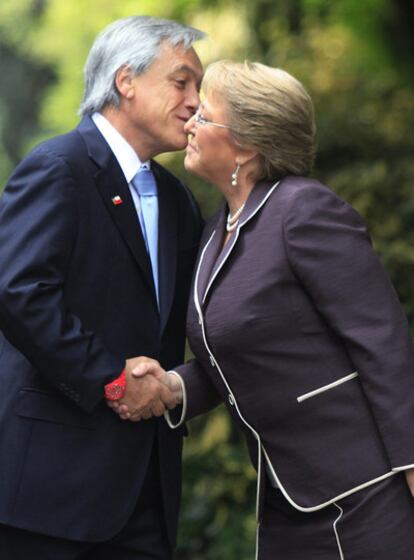 Bachelet felicita a Piñera al día siguiente de su victoria, en enero.