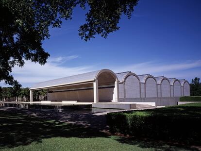 Museo de Arte Kimbell, Fort Worth, Texas, EE UU. El arquitecto Louis I. Kahn empleó arcos de cicloide en su diseño.