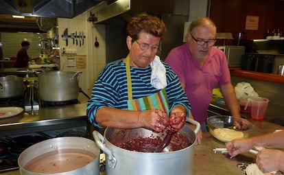 Pili Barandiaran, del municipio guipuzcoano de Ataun, haciendo 'mondeju beltza'.