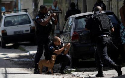 Policías realizan un operativo en la favela Ciudad de Dios de Río de Janeiro (Brasil).