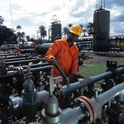 Un operario de la Royal Dutch/Shell ajusta válvulas en las tuberías de un gasoducto nigeriano.