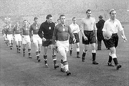 Puskas (izq.) y Mathews encabezan la entrada al césped de Wembley de las selecciones de fútbol de Hungría e Inglaterra, antes de disputarse uno de los llamados "partidos del siglo", histórico encuentro en el que Inglaterra cayó derrotada por primera vez en su patria, perdió 3-6 ante los húngaros.