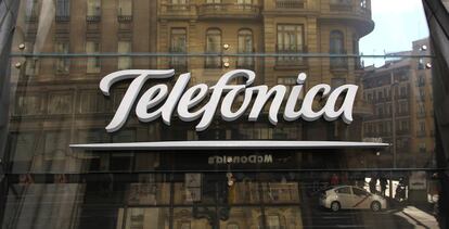 Logotipo en el edificio hist&oacute;rico de Telef&oacute;nica en la Gran V&iacute;a de Madrid.