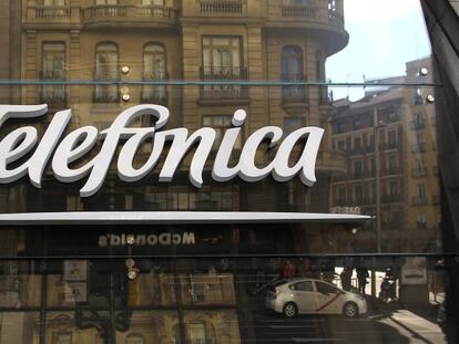 Logotipo en el edificio hist&oacute;rico de Telef&oacute;nica en la Gran V&iacute;a de Madrid.